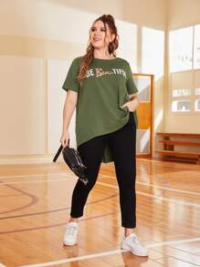 SHEIN Unity 大碼字母圖案弧形下擺上衣 - 軍綠色 - 查看 1