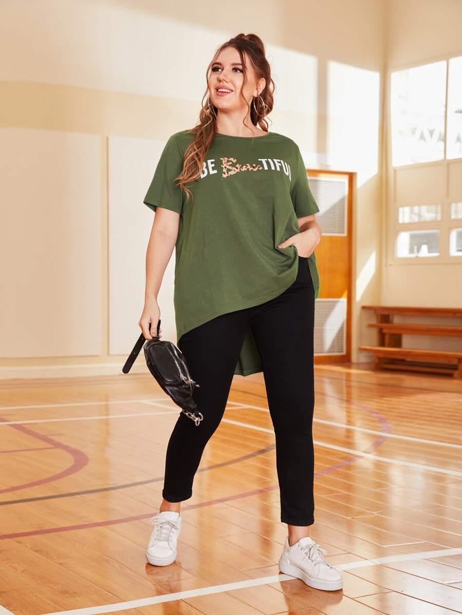 SHEIN Unity 大碼字母圖案弧形下擺上衣 - 軍綠色 - 查看 1