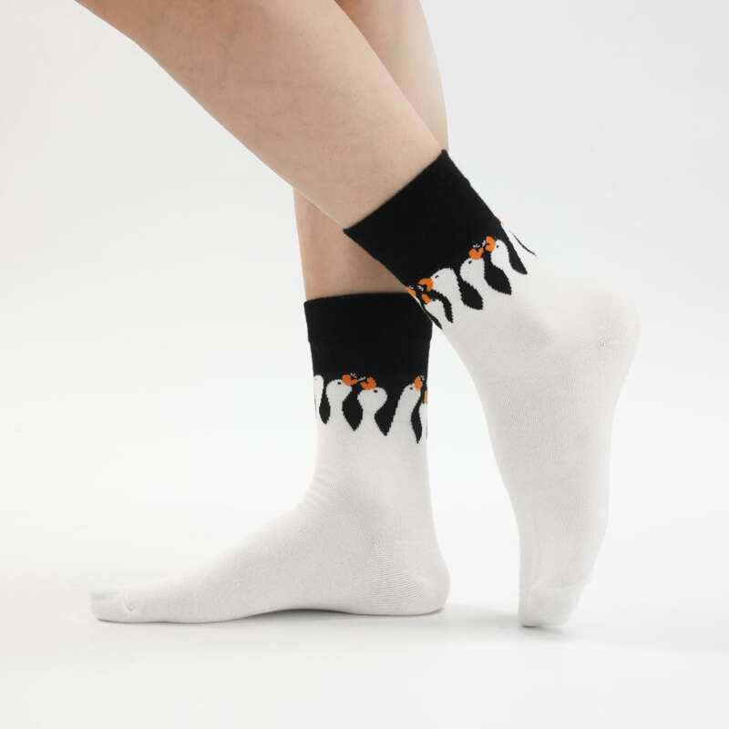 

1pair Cartoon Duck Crew Socks, Black and white