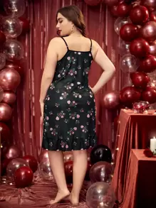 Váy ngủ hoa quá khổ với dây đeo satin xù - màu đen - Xem 2