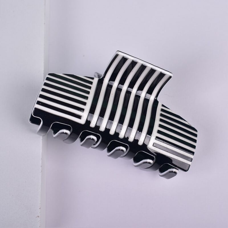 

Striped Hair Claw, Black and white