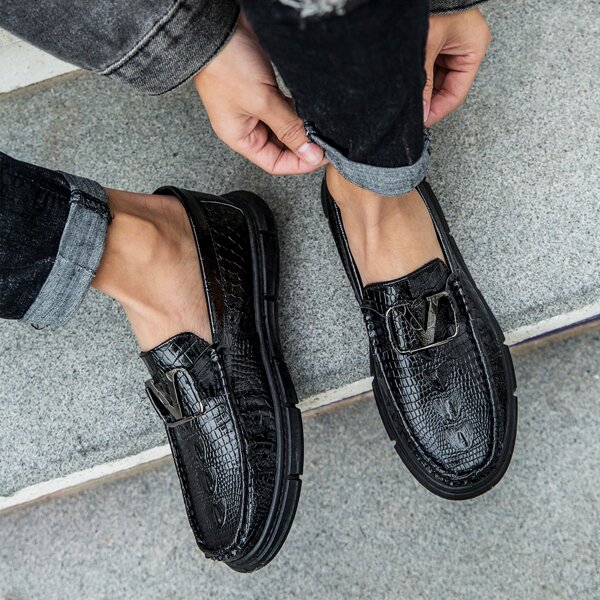 

Men Metal Decor Croc Embossed Loafers, Black