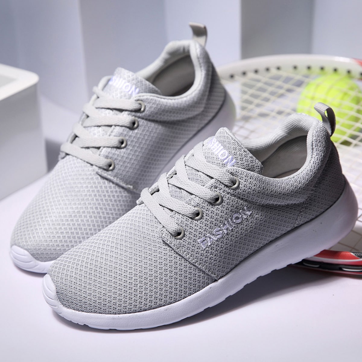 Серые спортивные кроссовки