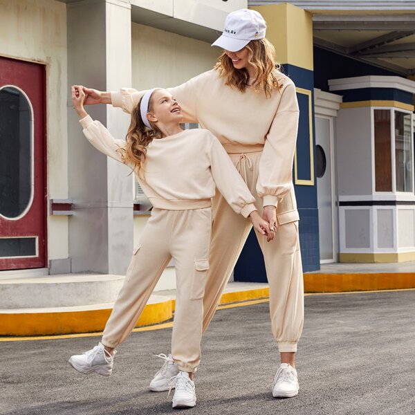 

1pc Drop Shoulder Solid Pullover & Flap Pocket Joggers Set, Apricot