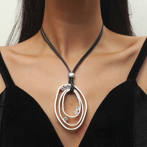 

Rhinestone Decor Irregular Oval Pendant Necklace, White