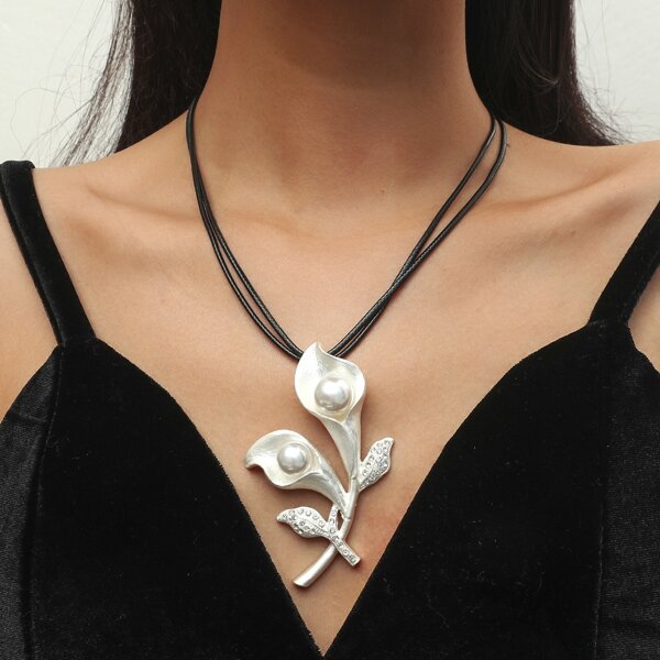 

Faux Pearl Decor Flower Charm Necklace, White