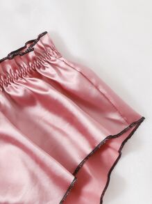 花卉蕾丝抹胸式胸罩搭配缎面短裤、内衣