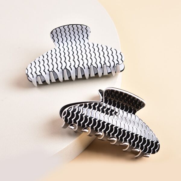 

2pcs Chevron Engraved Hair Claw, Black and white