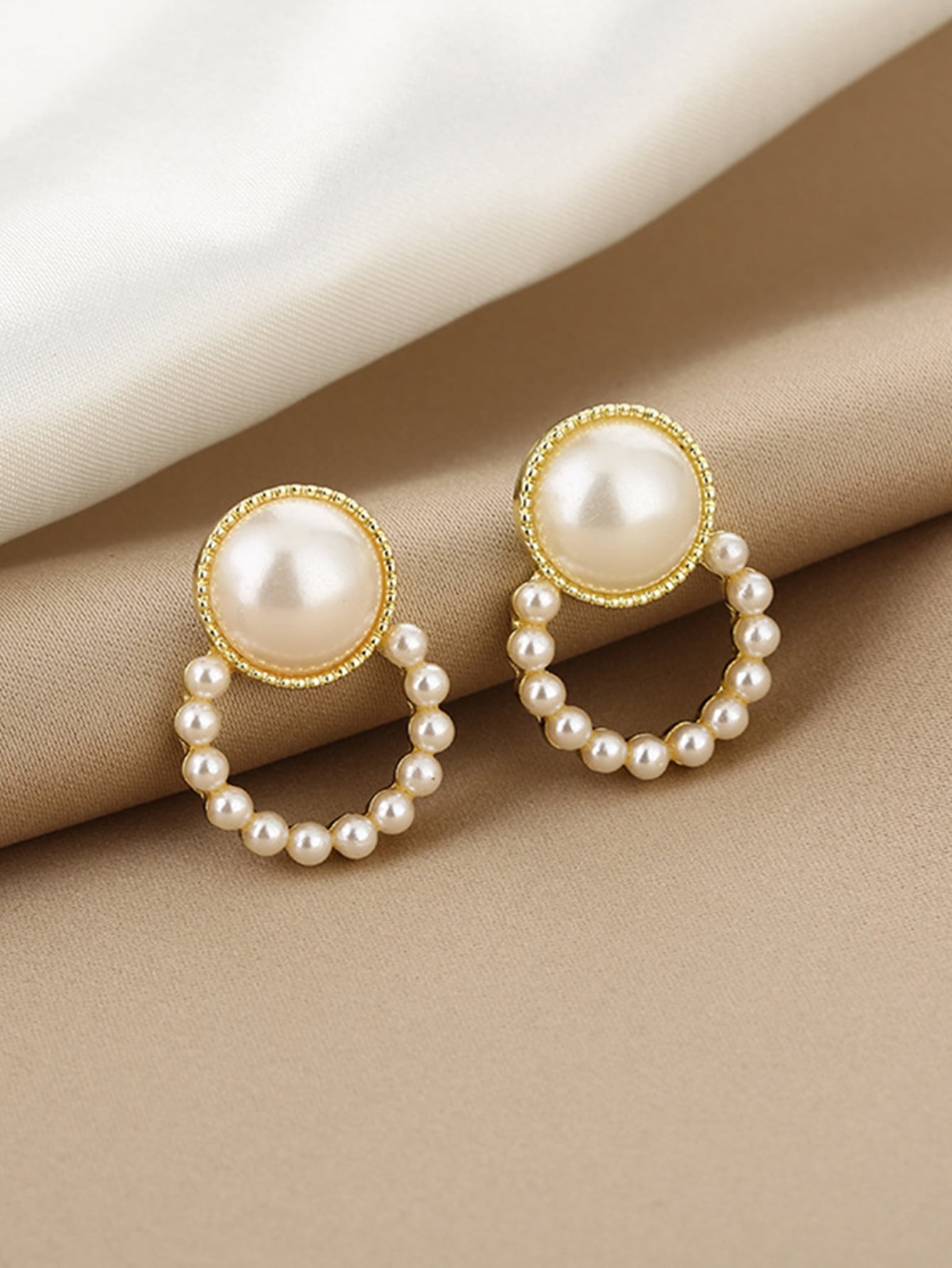 Faux Pearl Decor Round Design Stud Earrings thumbnail