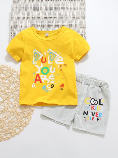 سروال قصير مع تي شيرت بجرافيك عبارة للاولاد الصغار