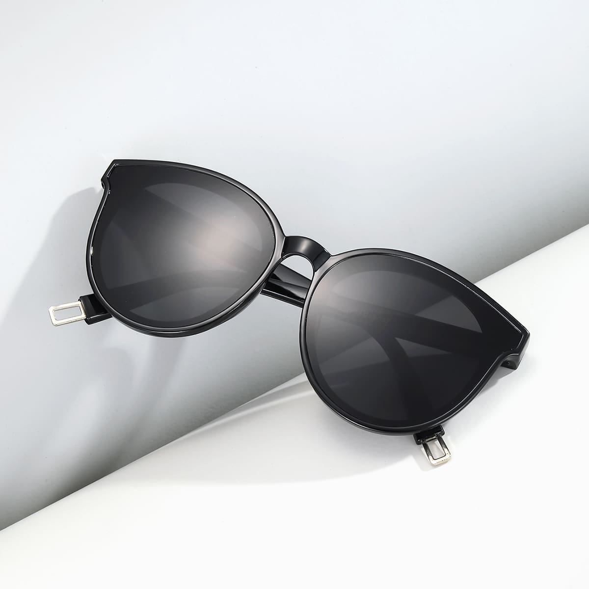 

Round Frame Sunglasses