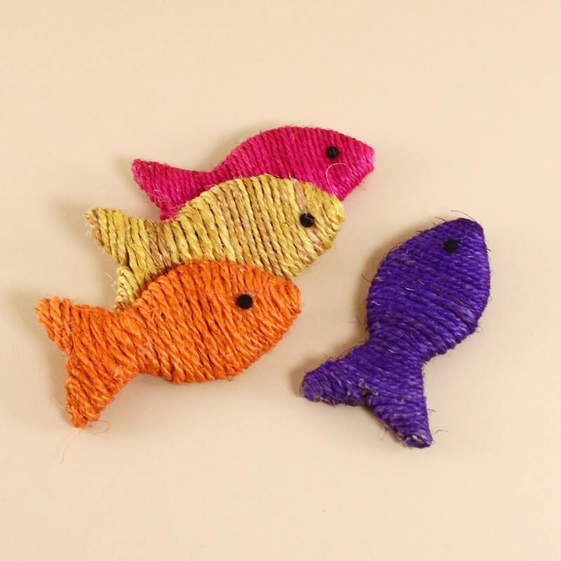 

1pc Random Color Fish Shaped Sisal Cat Scratcher, Multicolor