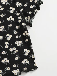 SHEIN Qutie Camiseta ribete en forma de lechuga floral - Negro - Ver 4