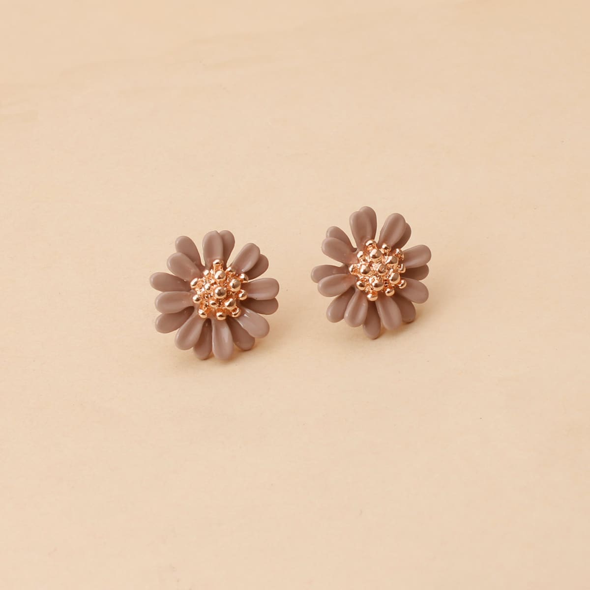 

Daisy Stud Earrings, Light grey