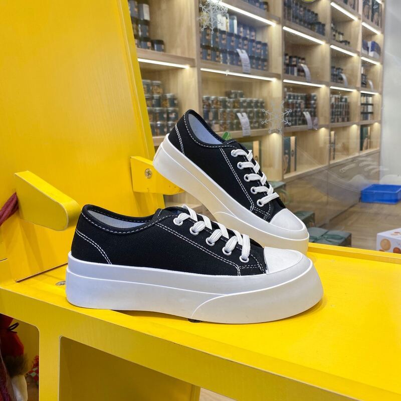 

Simple Lace-up Canvas Sneakers, Black