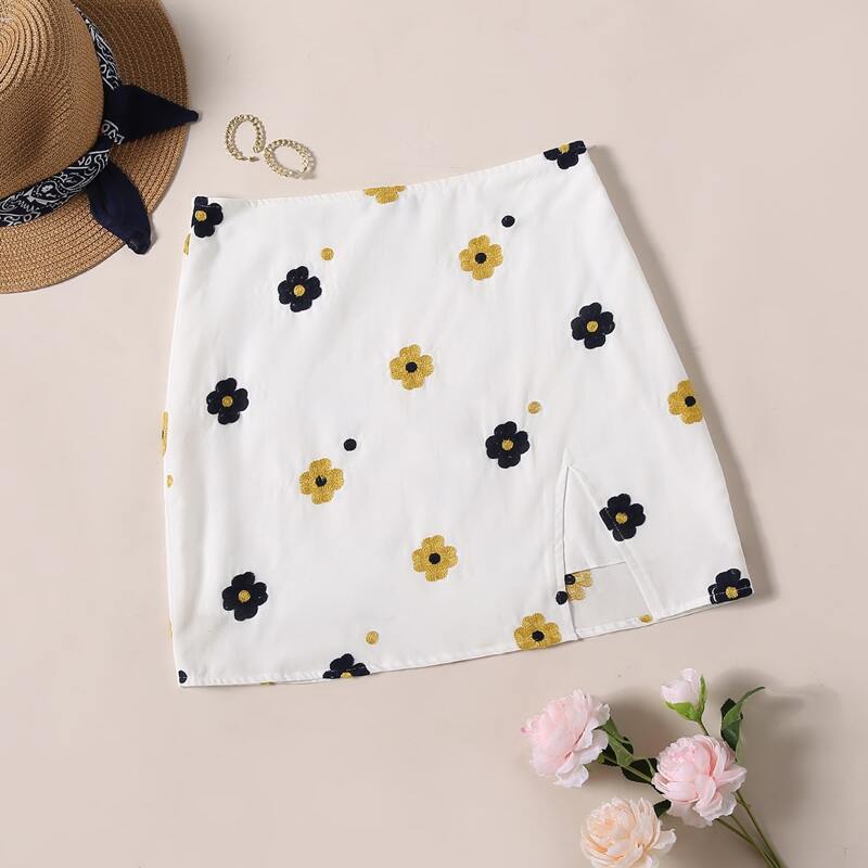 

Embroidery Flower Split Hem Skirt, White