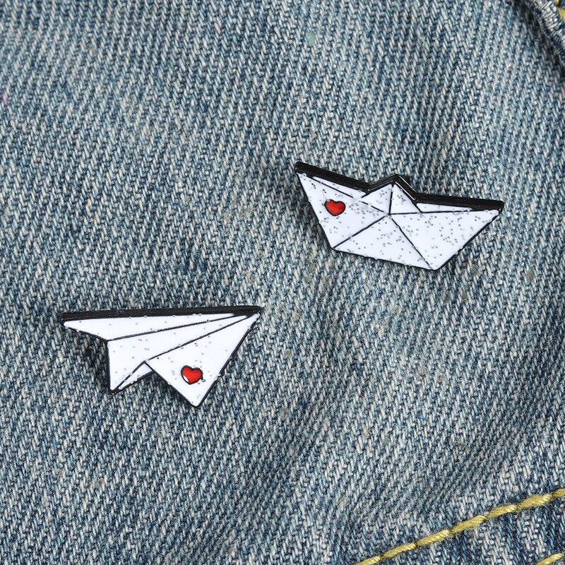 

2pcs Cartoon Design Brooch, Multicolor