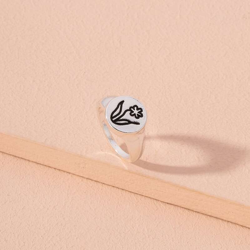 

Flower Engraved Ring, Silver