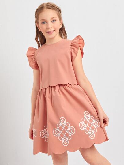 طقم تنورة بجرافيك هندسي مع لباس علوي مقلم صدفي وبأكمام فراشة للبنات