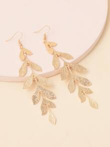 Pendientes largos con diseño de hoja