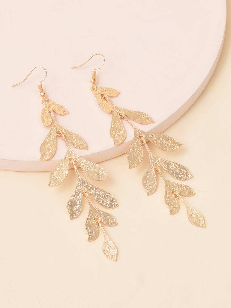 Pendientes largos con diseño de hoja