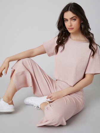 طقم بنطلون كابرس وتوب بحياكة مضلعة وأكتاف منسدلة