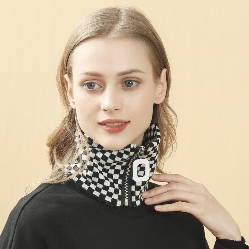 

Checkered Zip-up Neck Scarf, Black and white