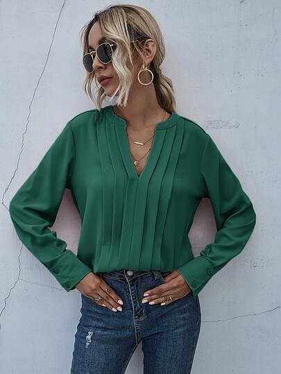 بلوزة مرقط ذو طيات بعنق مفتوح