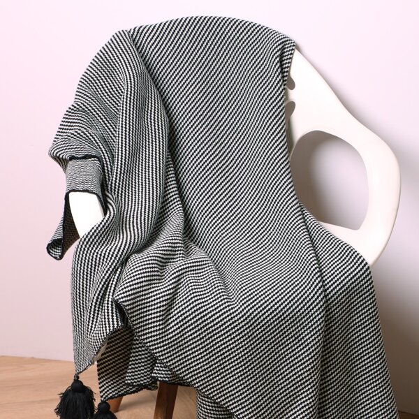 

Tassel Decor Knitted Blanket, Black and white