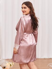 Set de 2 piezas de talla grande con vestido de satén con paneles de encaje y bata con cinturón - Rosa Pálido - Ver 2