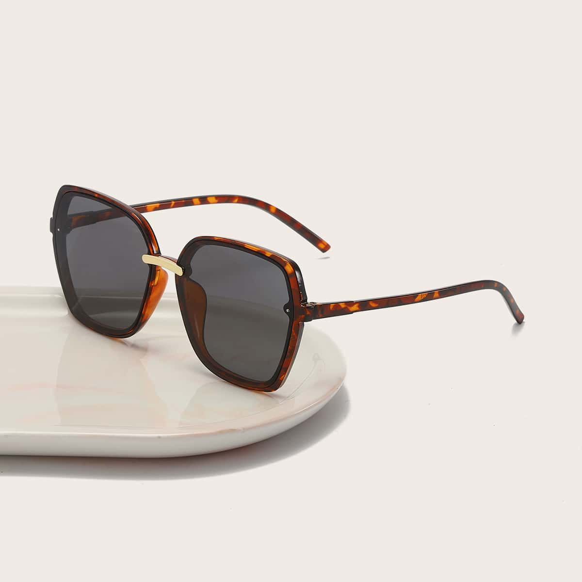 

Square Frame Sunglasses