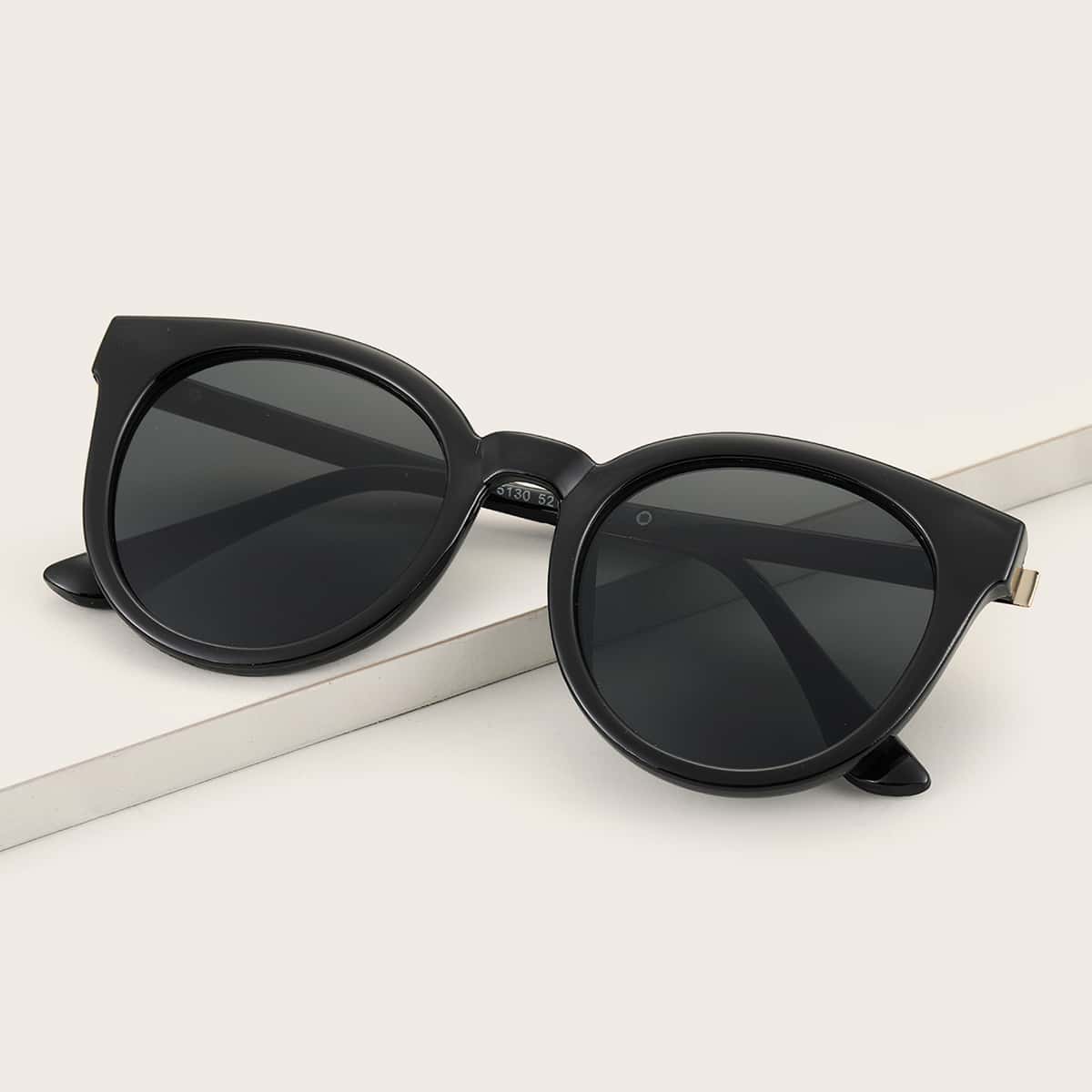 

Round Frame Sunglasses