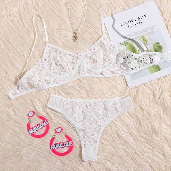 

Plus Floral Lace Underwire Lingerie Set, White