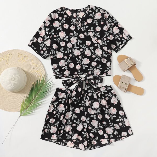 

Plus Allover Floral Print Surplice Front Tie Back Blouse & Shorts, Black