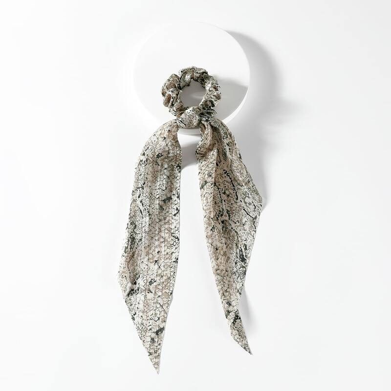 

Snakeskin Pattern Bow Knot Decor Scrunchie Scarf, Multicolor