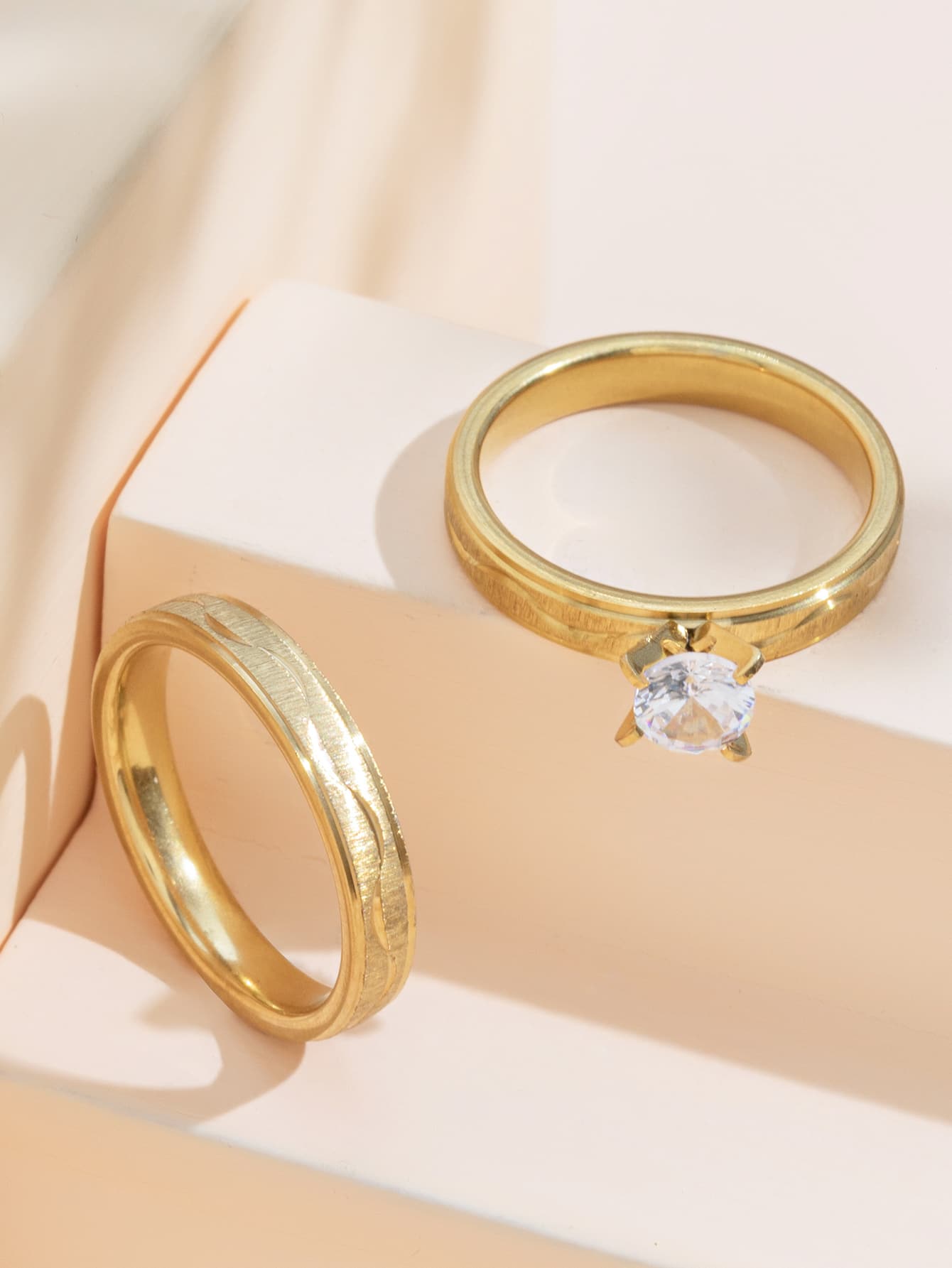 女士哑光金色纹理不锈钢戒指套装（2件套） - 金黃色 - 查看 1