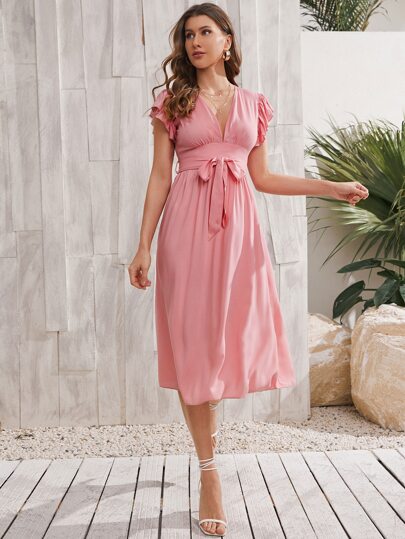 فستان بحزام بكتف مكشكش