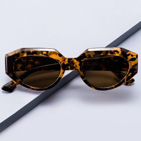 

Tortoiseshell Frame Tinted Lens Sunglasses