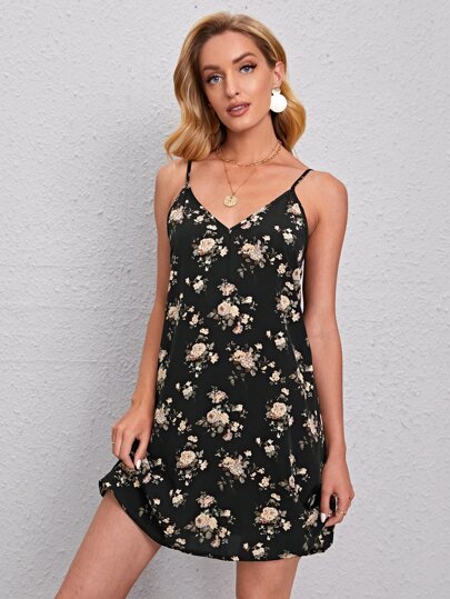 فستان كامي مزهر بياقة V مزدوج