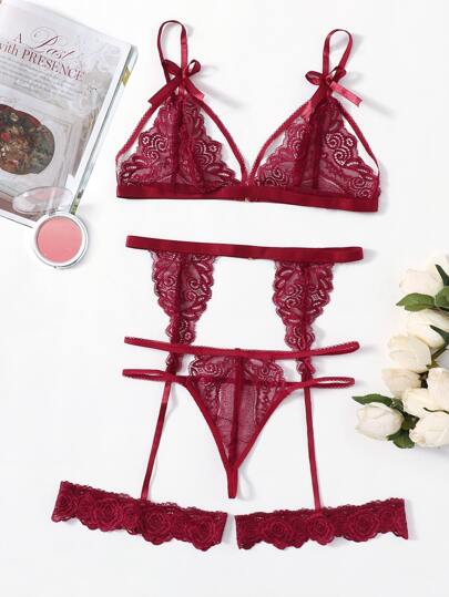 طقم ملابس داخلية بدانتيل مزهر