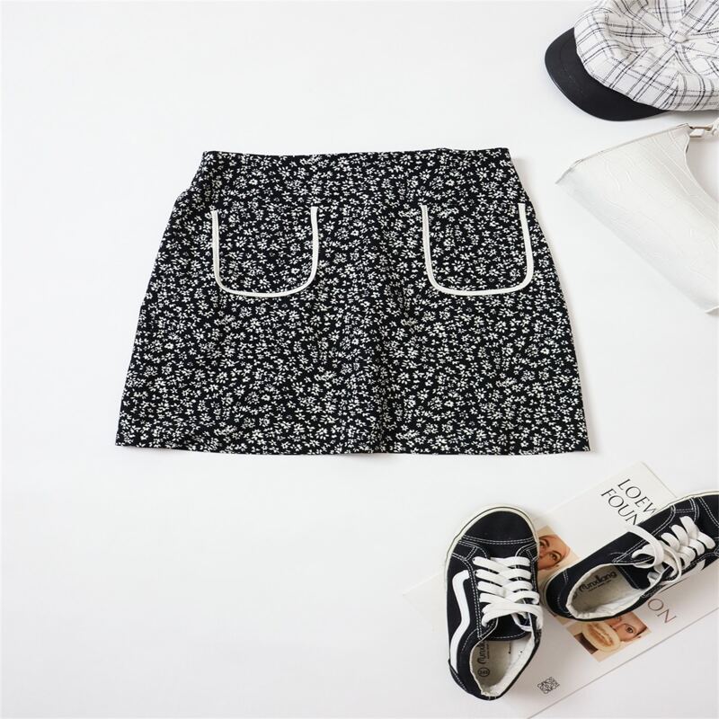 

Ditsy Floral Print Pocket Patched Skirt, Black and white
