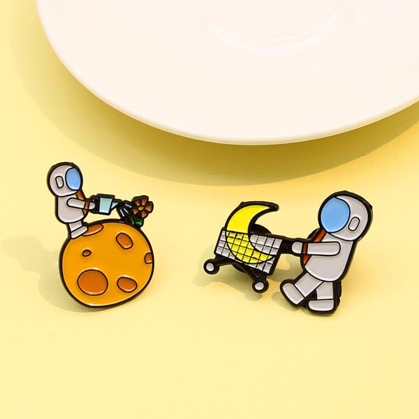 

2pcs Cartoon Astronaut Design Brooch, Multicolor