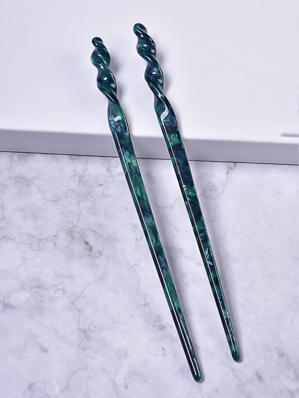 2pcs Twist Acrylic Hairpin