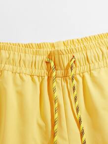 Manfinity 男士抽繩腰貼布細節短褲 - 黃色 - 查看 4