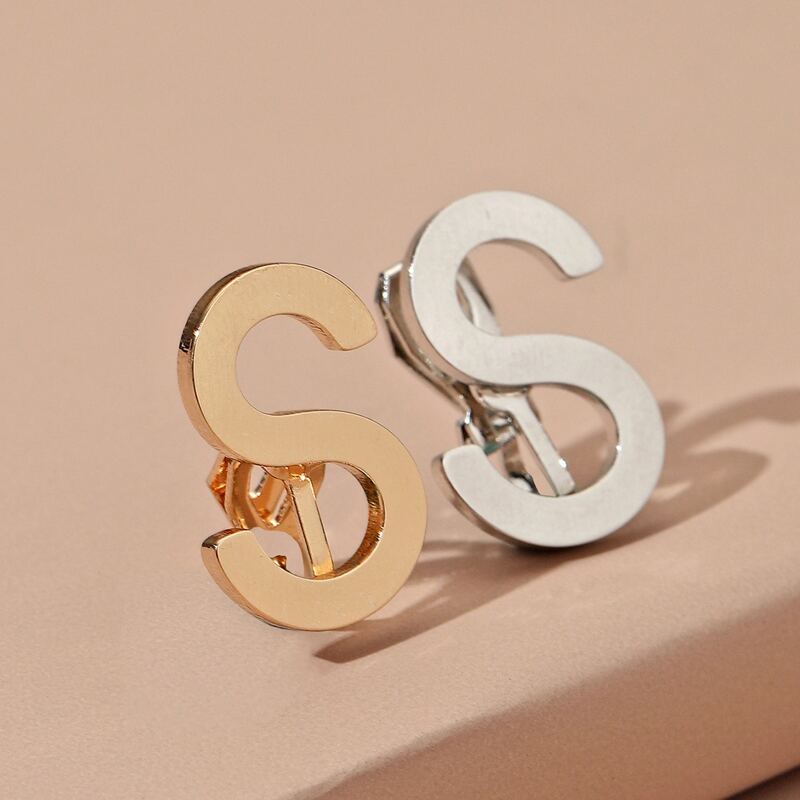 

2pcs Letter Shaped Ear Clip, Multicolor