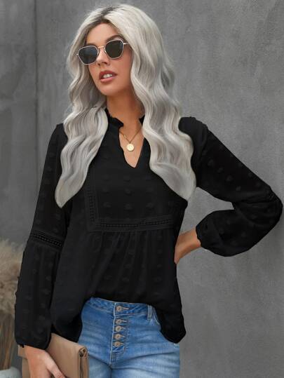 بلوزة شيفون بنقاط سويسري وبلوحة دانتيل وبعنق مفتوح