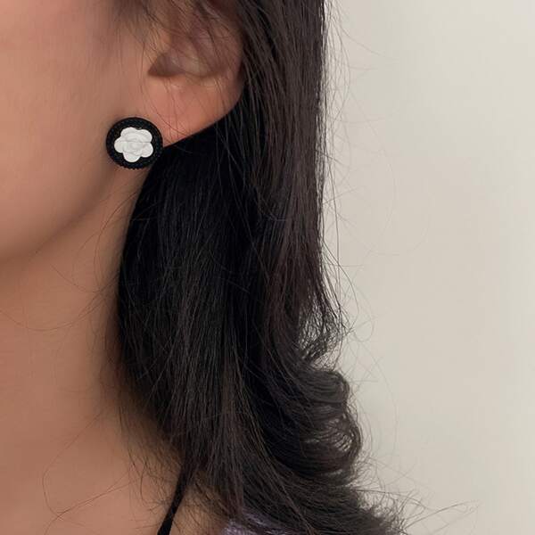 

Flower Decor Stud Earrings, Black and white