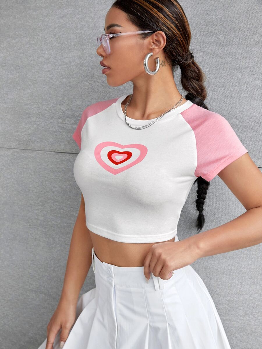 Camiseta corta de manga raglán con estampado de corazón