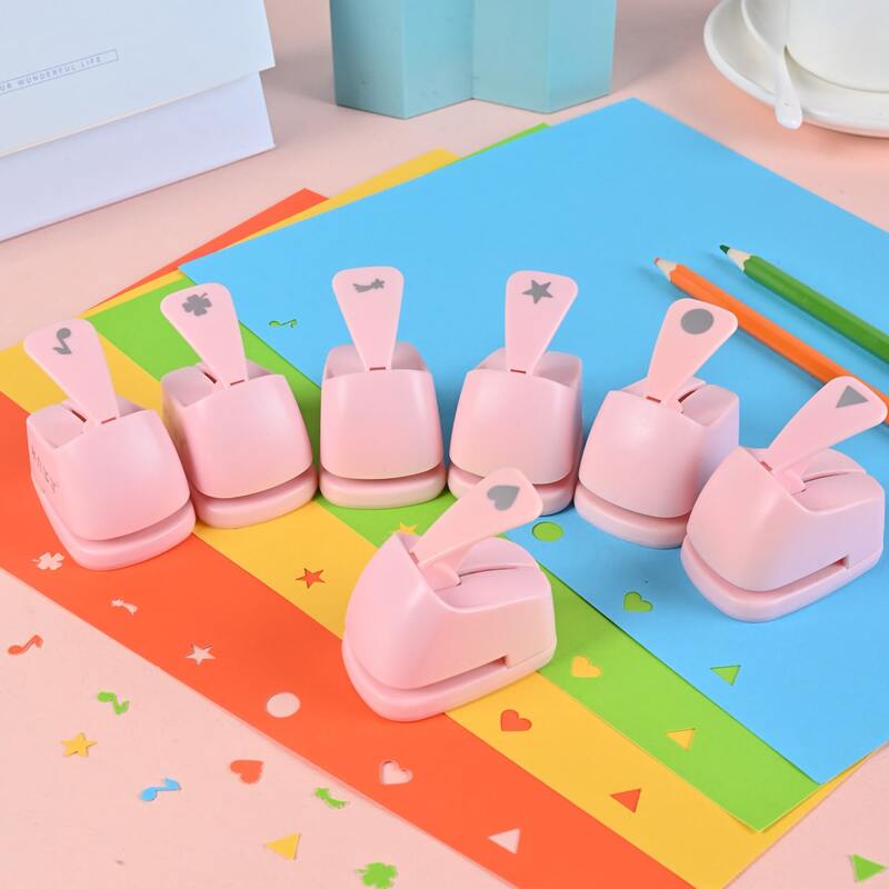 

1pc Random Paper Hole Puncher, Pink