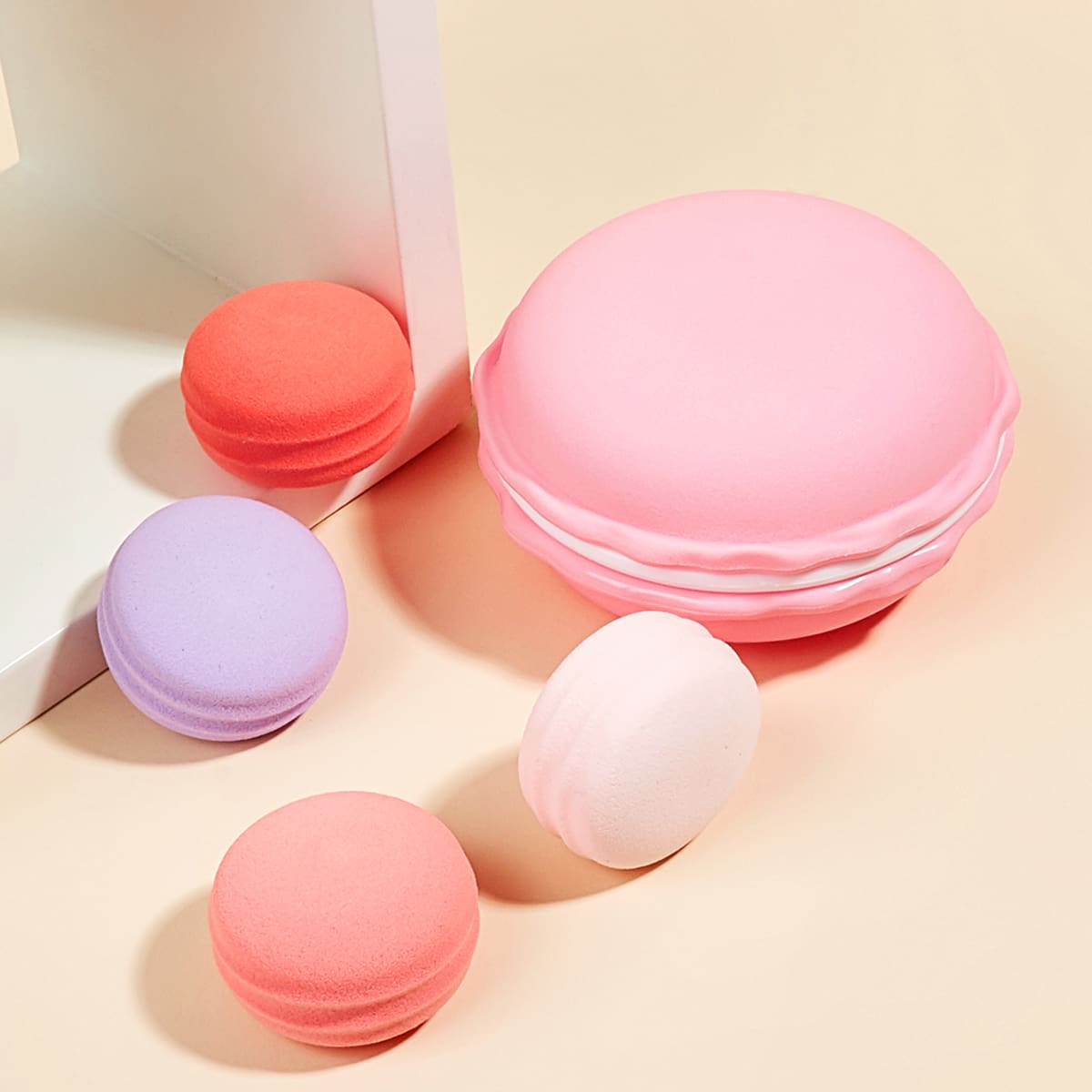 

4pcs Makeup Sponge & 1pc Macaron Shaped Box, Multicolor